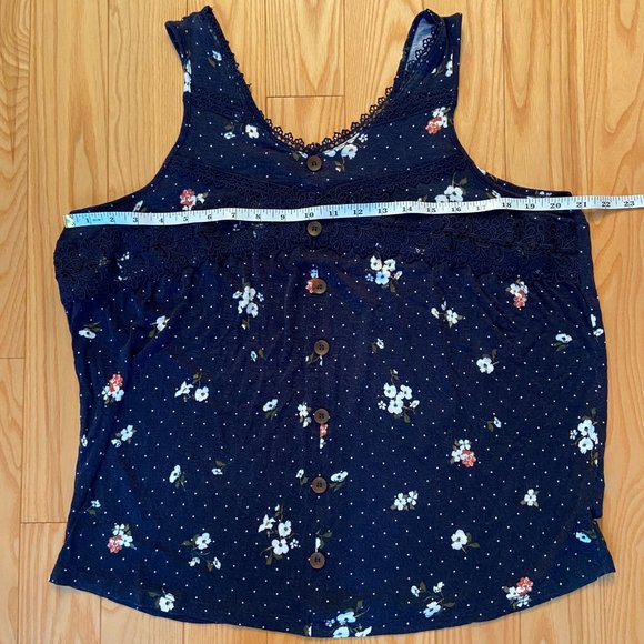Maurices Floral Button Up Crochet Trim Tank Top Size Large - Picture 9 of 10